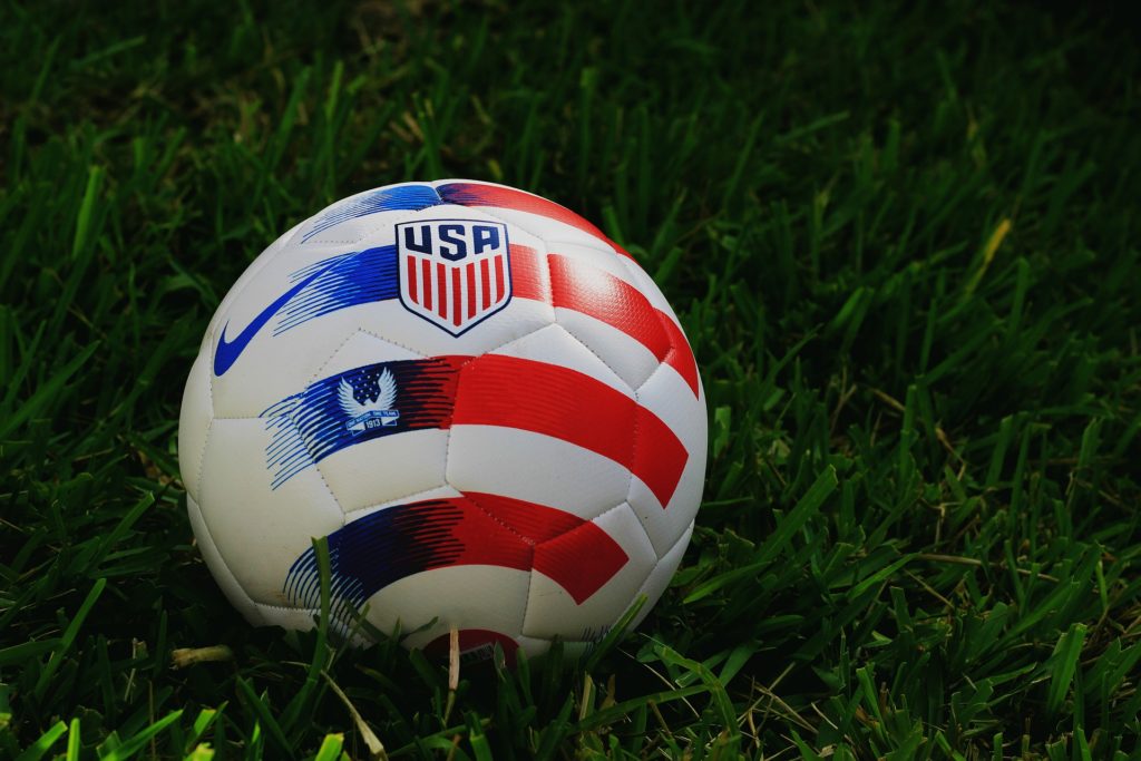 pelouse de stade de foot avec ballon