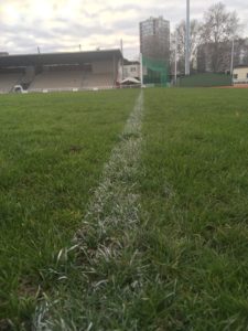 pelouse de stade avec marque blanche